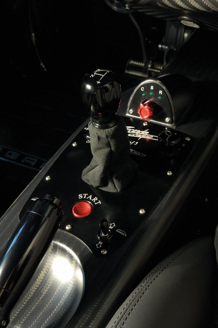 Детали интерьера Pagani Zonda Cinque 2008 года  (фото 17 из 30)